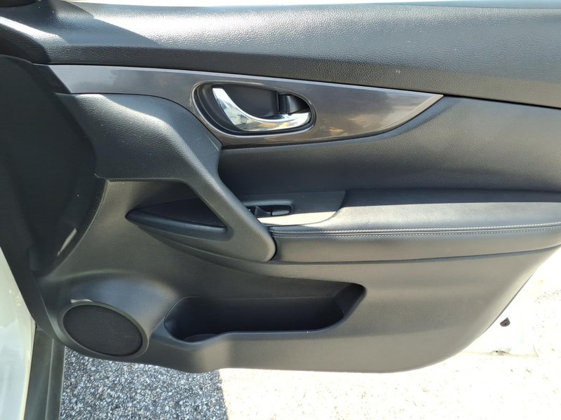 Nissan Rogue Vehicle Full-screen Gallery Image 17