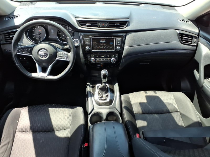 Nissan Rogue Vehicle Full-screen Gallery Image 18