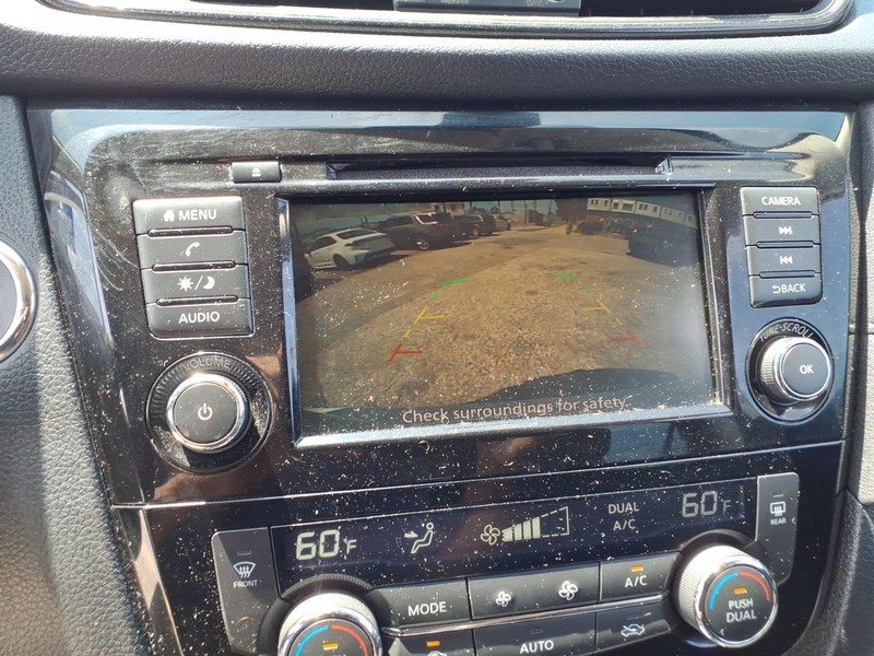 Nissan Rogue Vehicle Full-screen Gallery Image 20