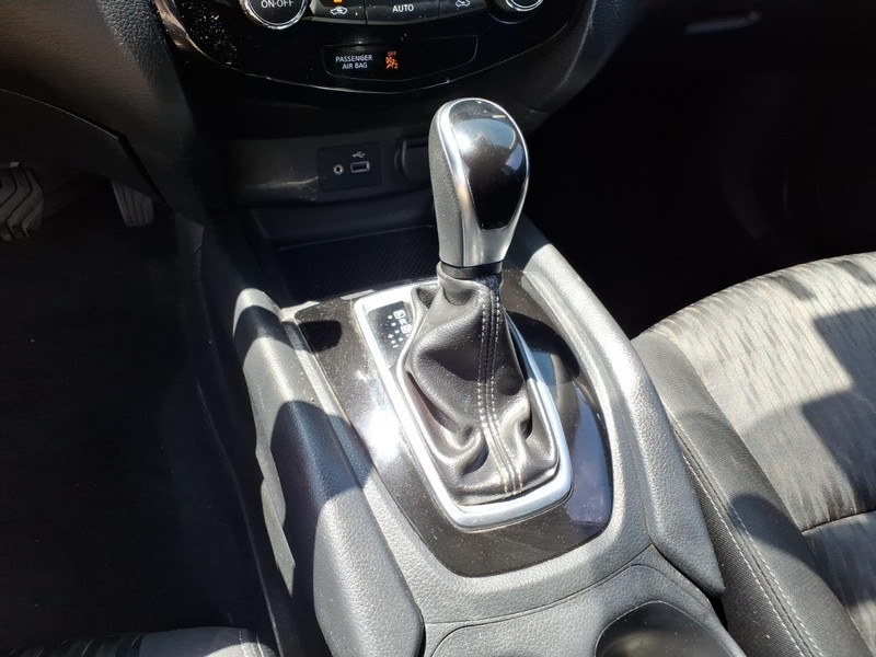 Nissan Rogue Vehicle Full-screen Gallery Image 21