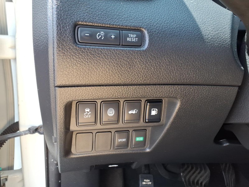 Nissan Rogue Vehicle Full-screen Gallery Image 22