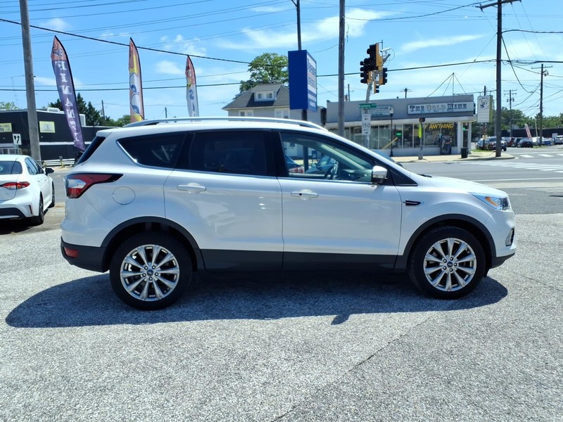Ford Escape Vehicle Full-screen Gallery Image 05