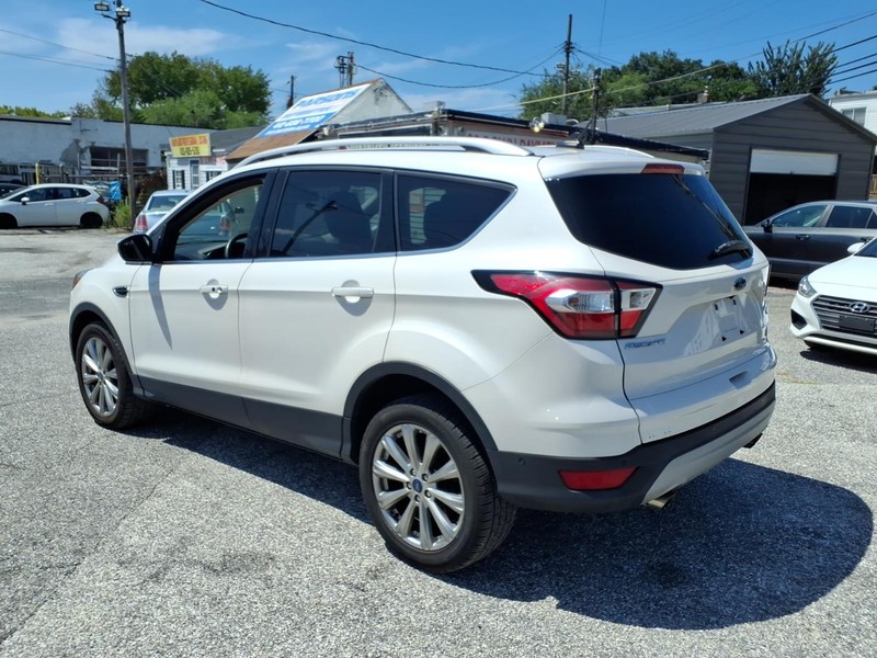 Ford Escape Vehicle Full-screen Gallery Image 07