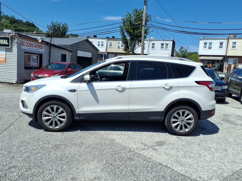 Ford Escape Vehicle Full-screen Gallery Image 08