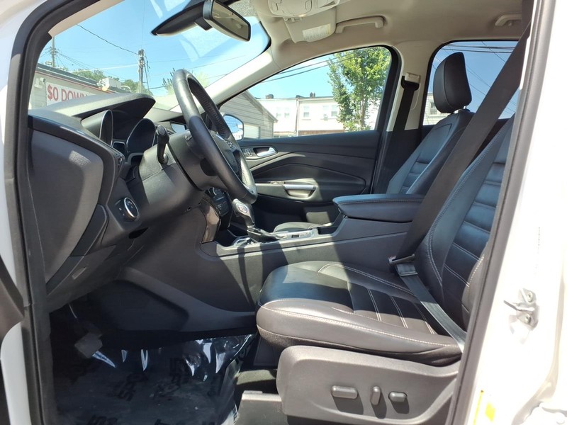 Ford Escape Vehicle Full-screen Gallery Image 09