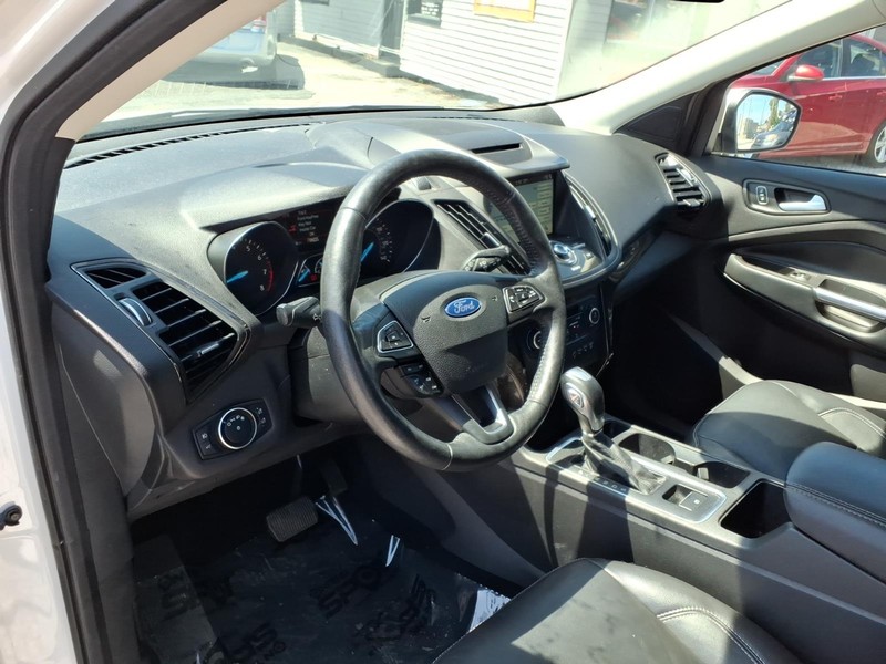Ford Escape Vehicle Full-screen Gallery Image 10