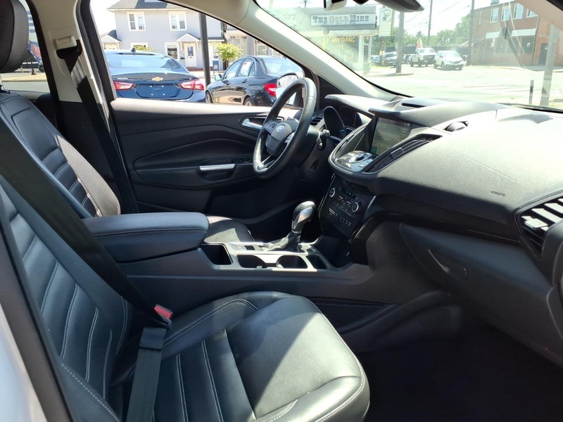Ford Escape Vehicle Full-screen Gallery Image 16