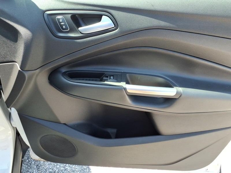 Ford Escape Vehicle Full-screen Gallery Image 17