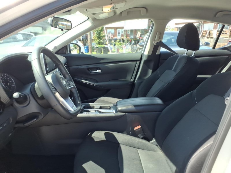 Nissan Sentra Vehicle Full-screen Gallery Image 04