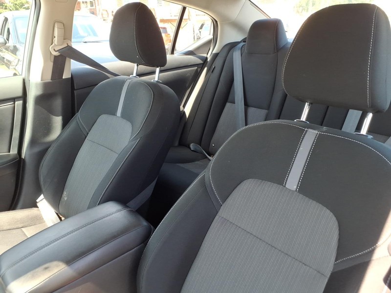 Nissan Sentra Vehicle Full-screen Gallery Image 05