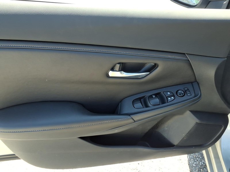 Nissan Sentra Vehicle Full-screen Gallery Image 06