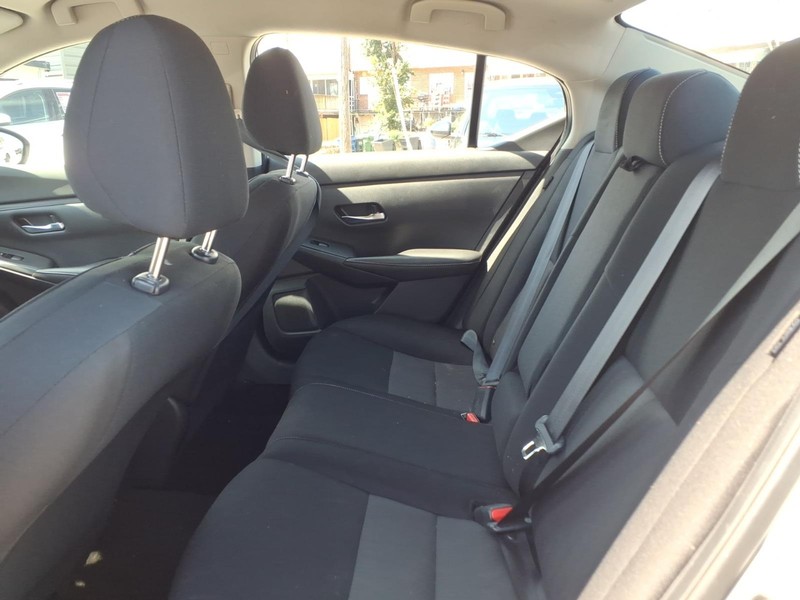 Nissan Sentra Vehicle Full-screen Gallery Image 07