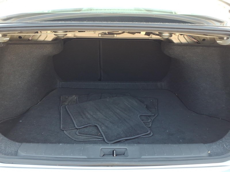 Nissan Sentra Vehicle Full-screen Gallery Image 08