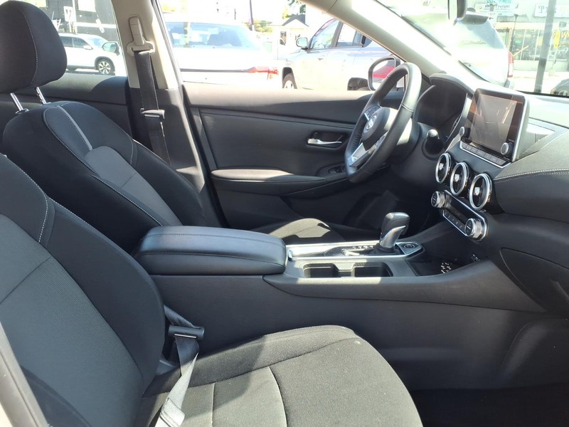 Nissan Sentra Vehicle Full-screen Gallery Image 09