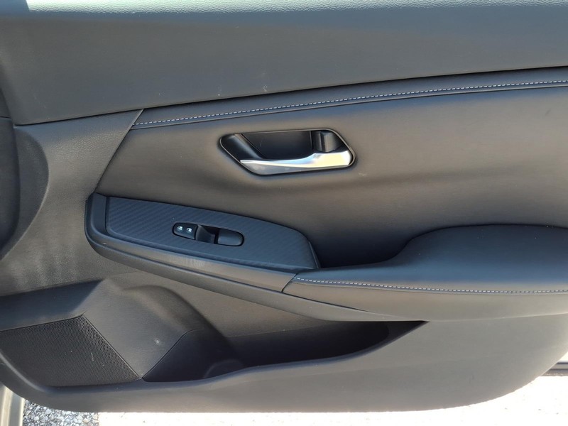 Nissan Sentra Vehicle Full-screen Gallery Image 10