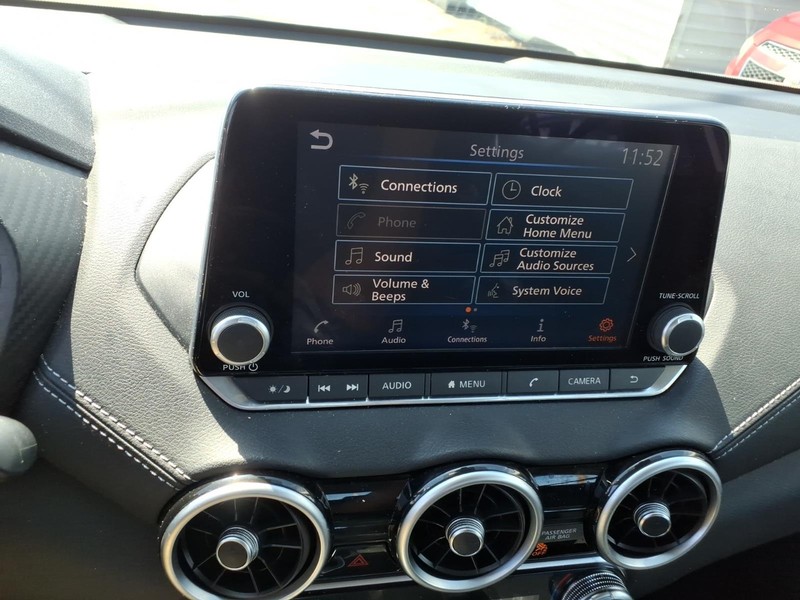 Nissan Sentra Vehicle Full-screen Gallery Image 11