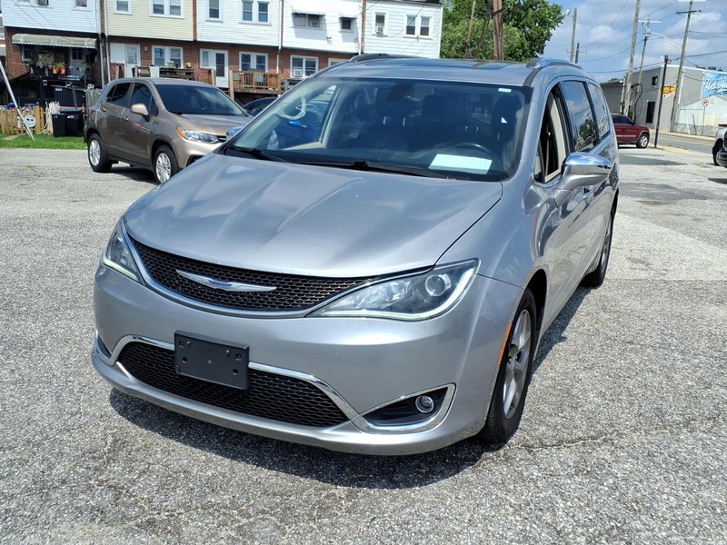Chrysler Pacifica Vehicle Full-screen Gallery Image 02