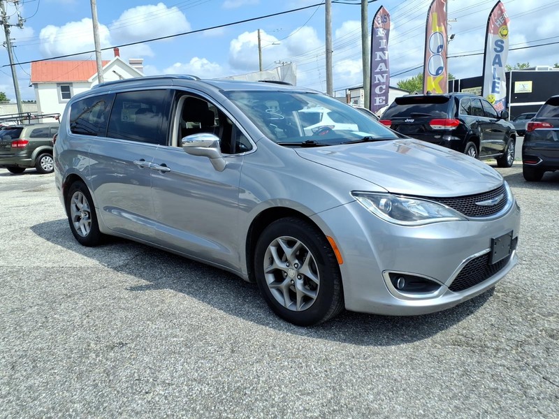 Chrysler Pacifica Vehicle Full-screen Gallery Image 04