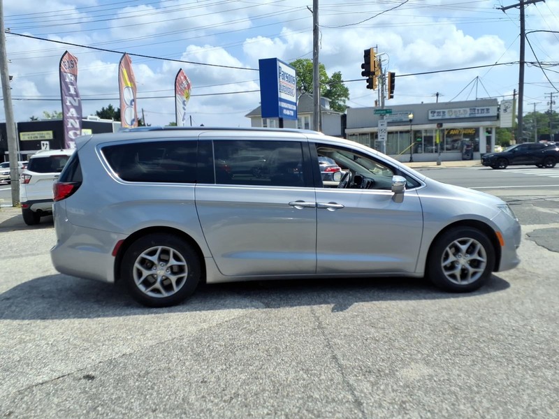 Chrysler Pacifica Vehicle Full-screen Gallery Image 05