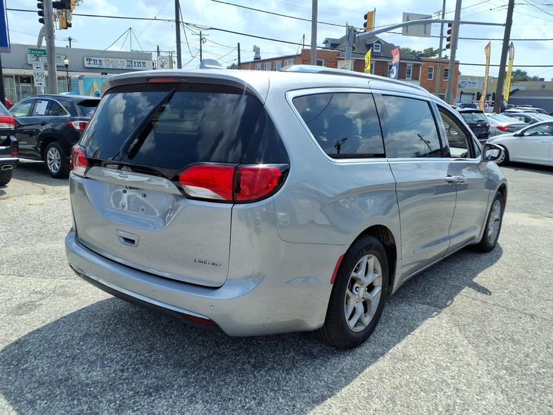Chrysler Pacifica Vehicle Full-screen Gallery Image 06