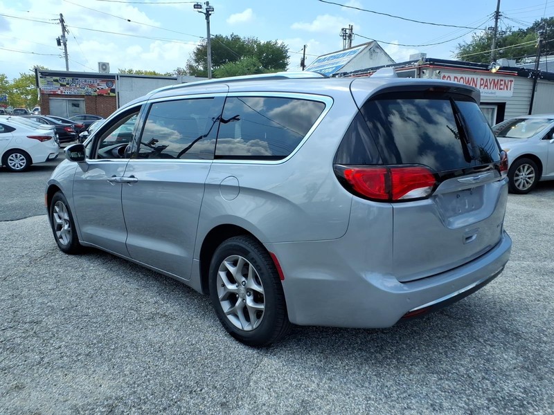 Chrysler Pacifica Vehicle Full-screen Gallery Image 07