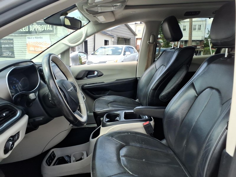 Chrysler Pacifica Vehicle Full-screen Gallery Image 09