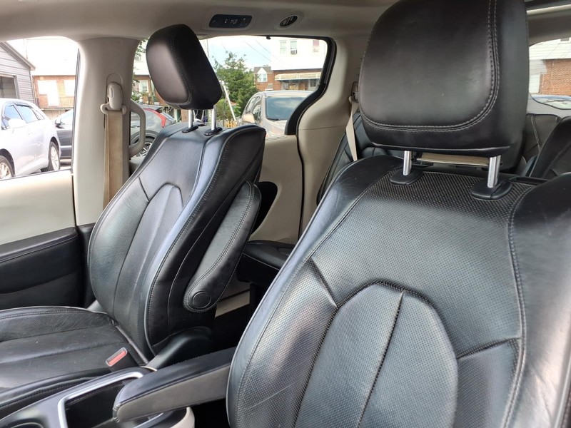 Chrysler Pacifica Vehicle Full-screen Gallery Image 10