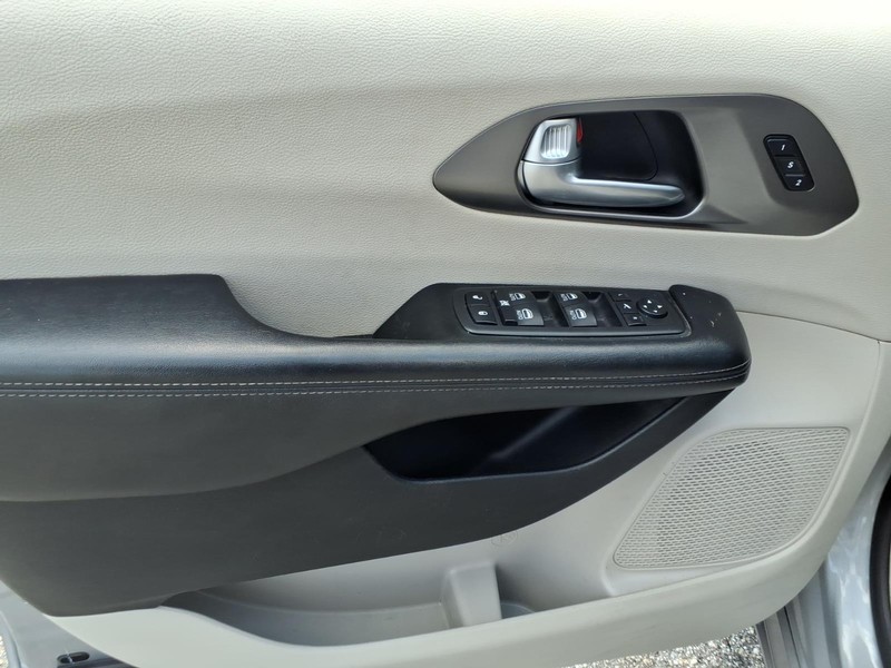 Chrysler Pacifica Vehicle Full-screen Gallery Image 11