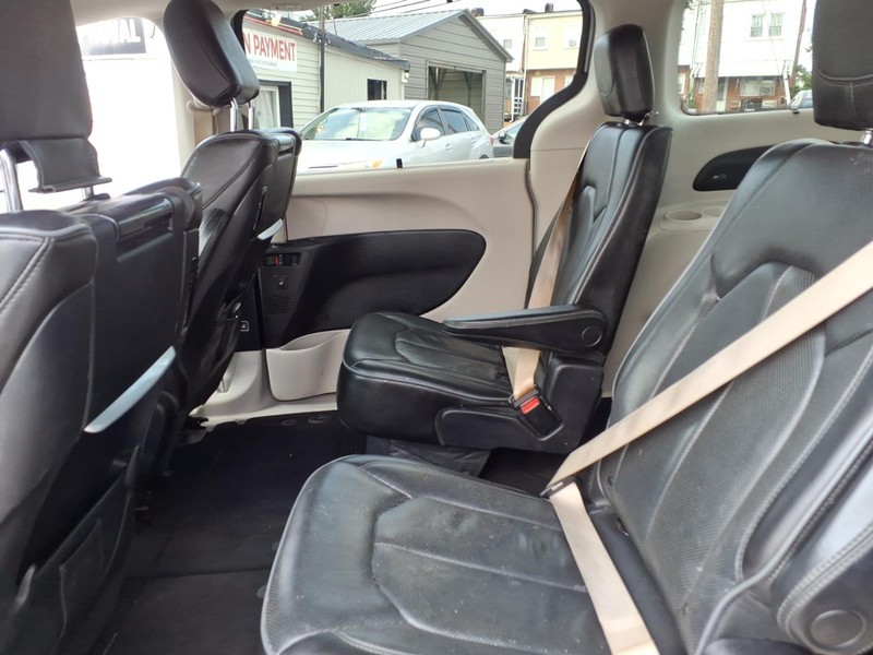 Chrysler Pacifica Vehicle Full-screen Gallery Image 12