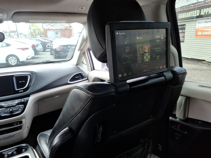 Chrysler Pacifica Vehicle Full-screen Gallery Image 13