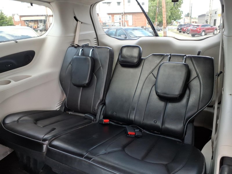 Chrysler Pacifica Vehicle Full-screen Gallery Image 14