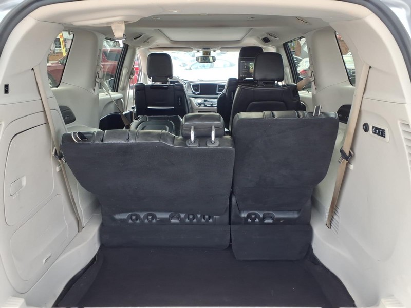 Chrysler Pacifica Vehicle Full-screen Gallery Image 15