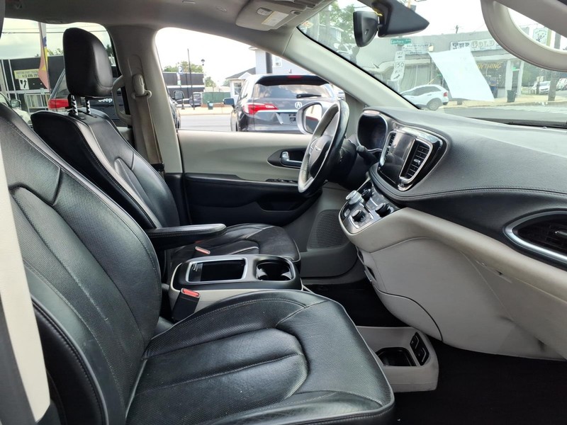 Chrysler Pacifica Vehicle Full-screen Gallery Image 16