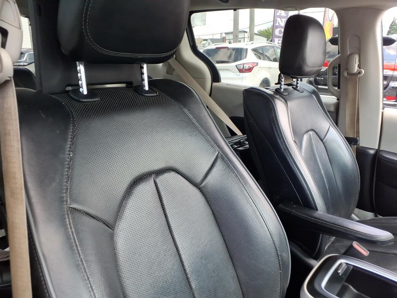 Chrysler Pacifica Vehicle Full-screen Gallery Image 17