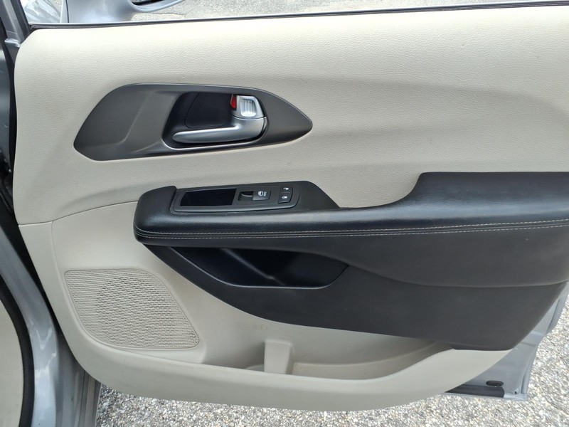 Chrysler Pacifica Vehicle Full-screen Gallery Image 18