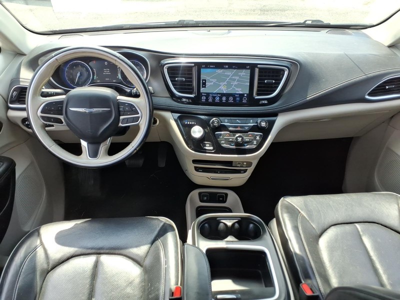 Chrysler Pacifica Vehicle Full-screen Gallery Image 19
