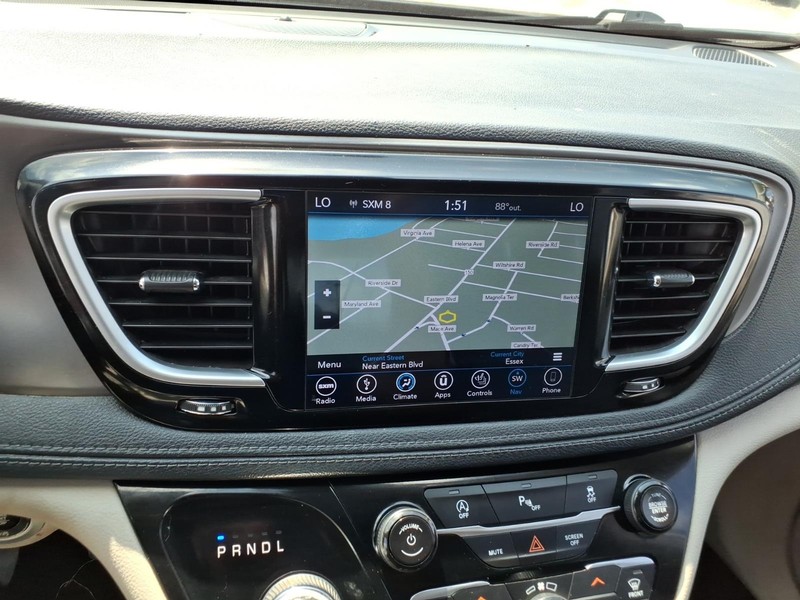Chrysler Pacifica Vehicle Full-screen Gallery Image 20
