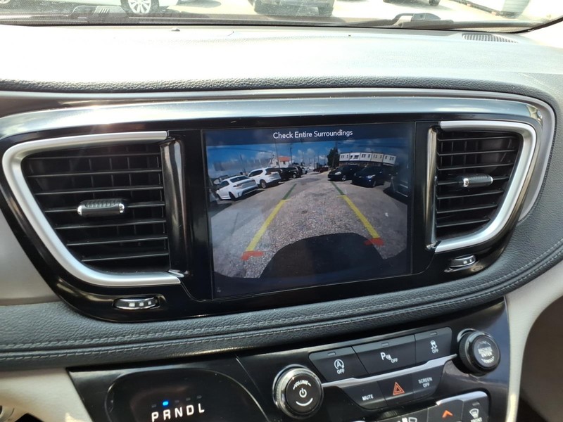 Chrysler Pacifica Vehicle Full-screen Gallery Image 21