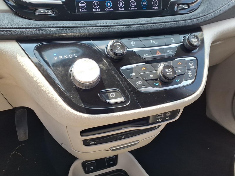 Chrysler Pacifica Vehicle Full-screen Gallery Image 22