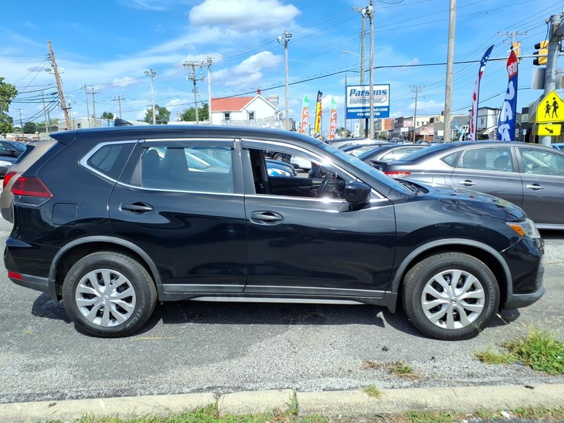 Nissan Rogue Vehicle Full-screen Gallery Image 05