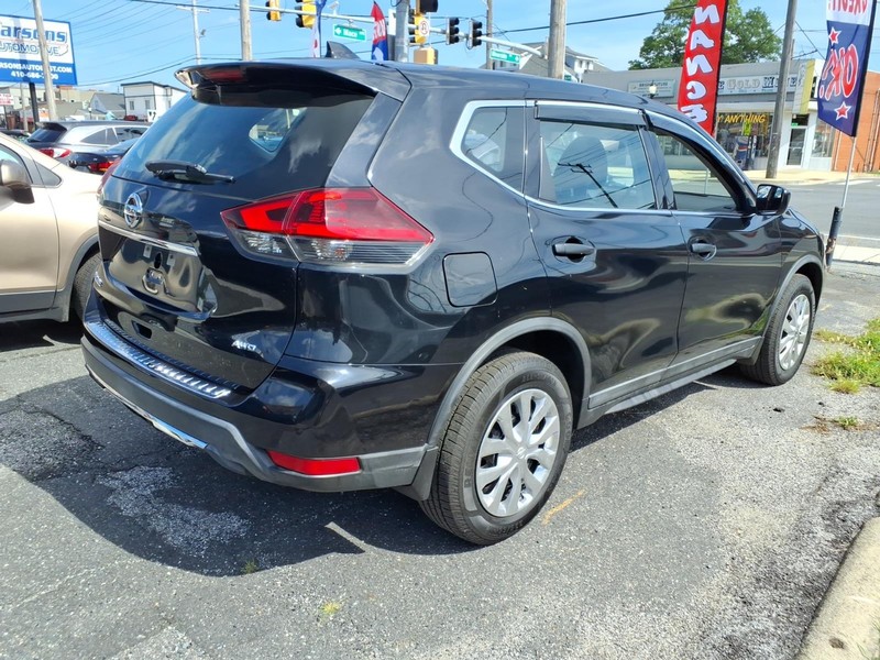 Nissan Rogue Vehicle Full-screen Gallery Image 06