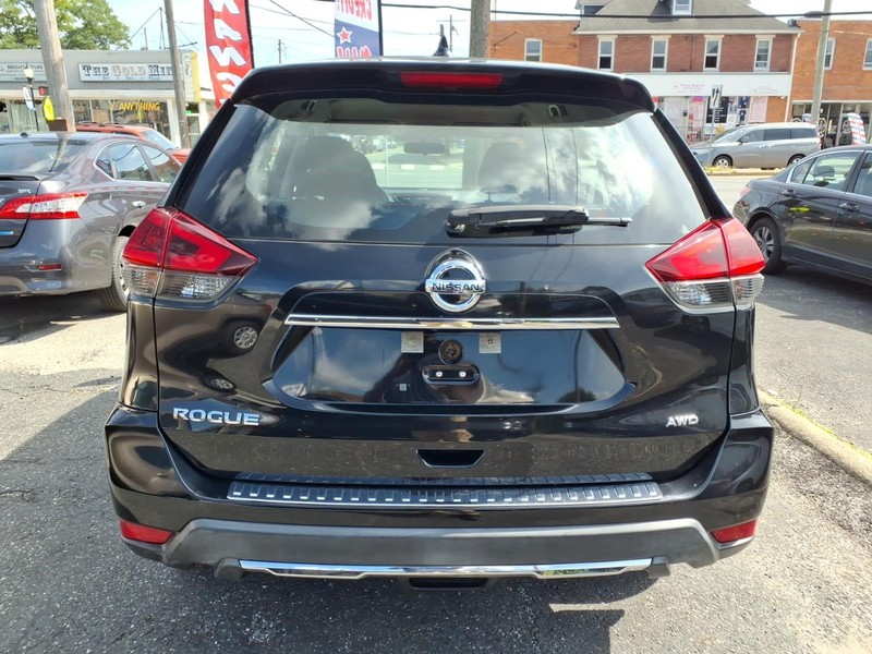 Nissan Rogue Vehicle Full-screen Gallery Image 07