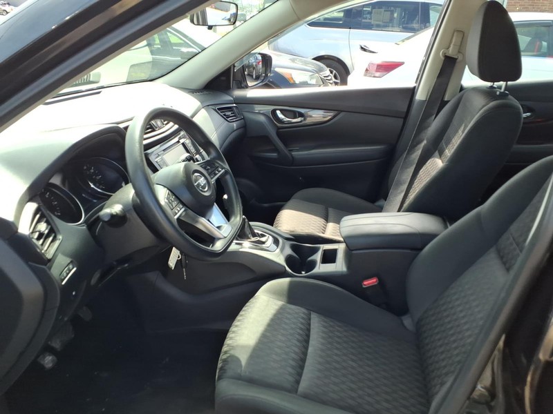 Nissan Rogue Vehicle Full-screen Gallery Image 09
