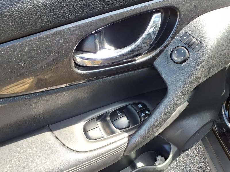 Nissan Rogue Vehicle Full-screen Gallery Image 12