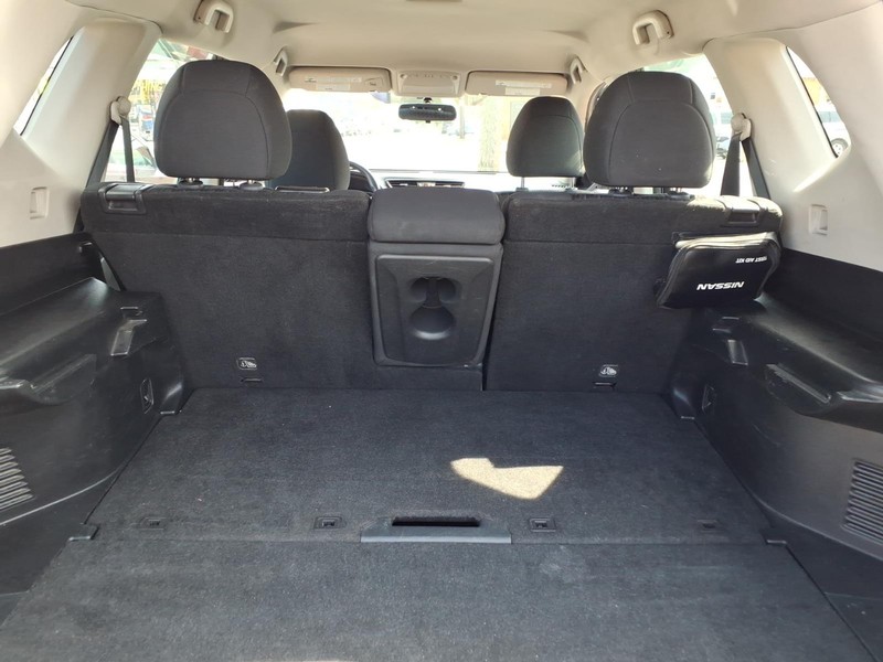 Nissan Rogue Vehicle Full-screen Gallery Image 15