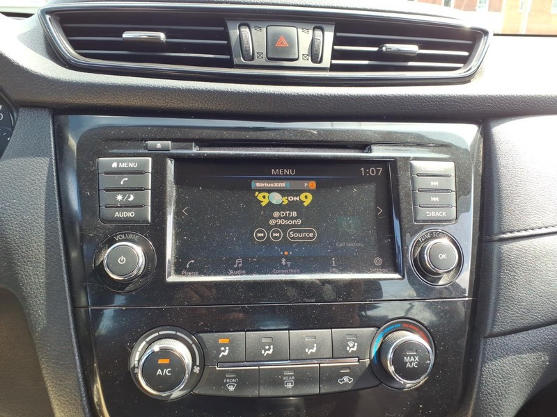 Nissan Rogue Vehicle Full-screen Gallery Image 16