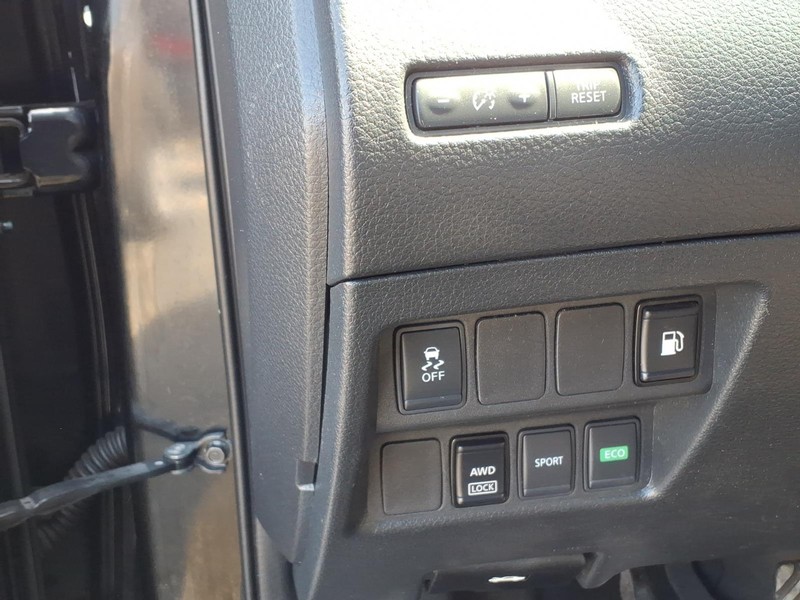 Nissan Rogue Vehicle Full-screen Gallery Image 18