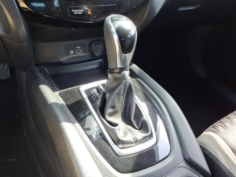 Nissan Rogue Vehicle Full-screen Gallery Image 19