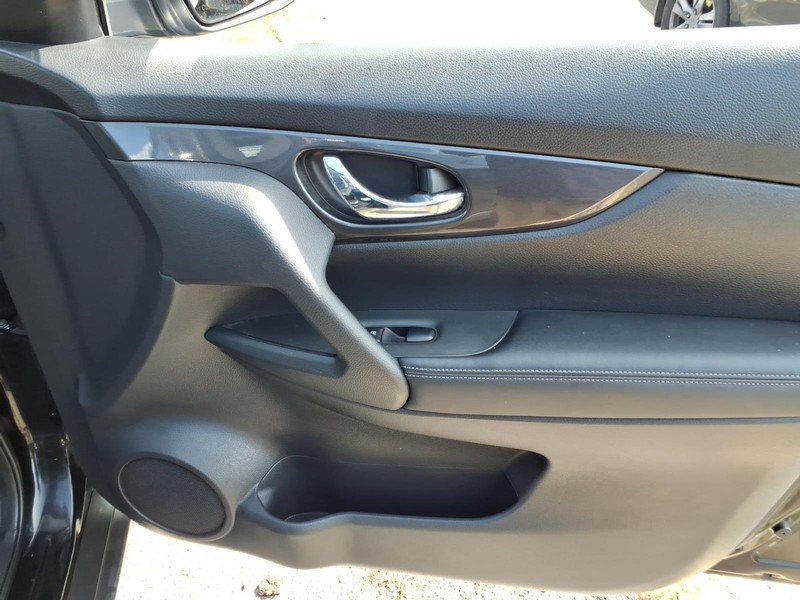 Nissan Rogue Vehicle Full-screen Gallery Image 21