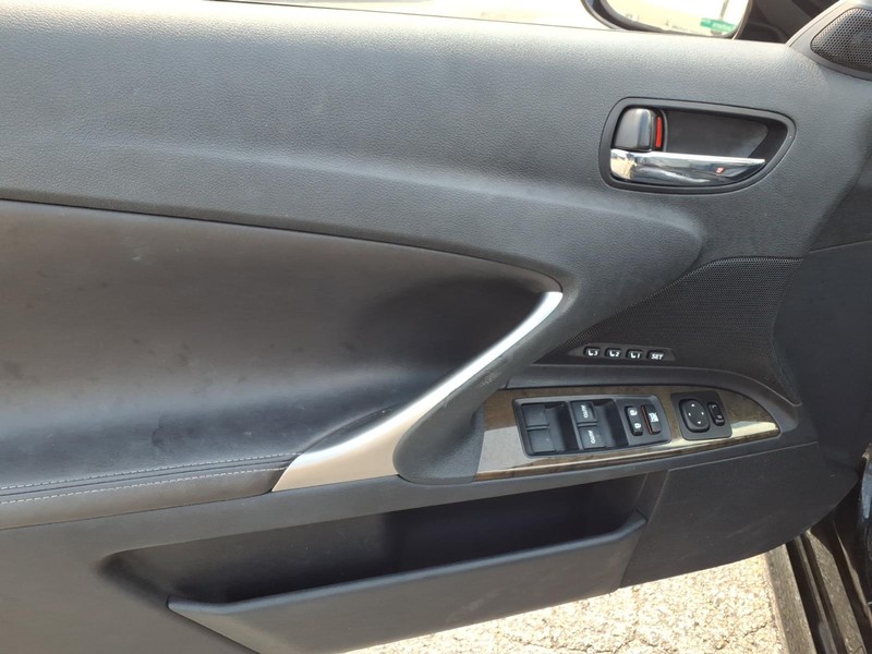 Lexus IS 250C Vehicle Full-screen Gallery Image 10